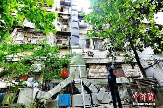 资料图：饭店油烟扰民，武汉城管建“埃菲尔铁塔”排烟。图片来源：视觉中国